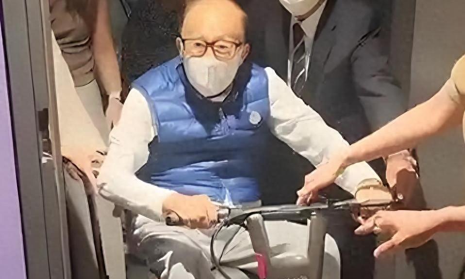 互动娱乐平台-2909亿身价有何用？97岁的李嘉诚无力回天，两个60岁儿子已成心病